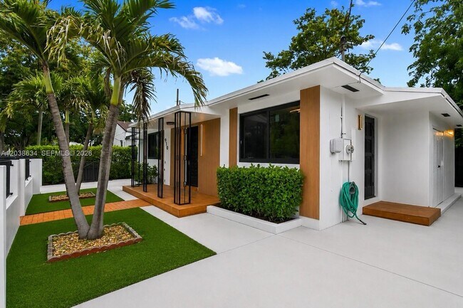 Photo - 910 SW 9th St
