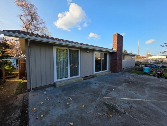 Building Photo - Great Vintage Home!