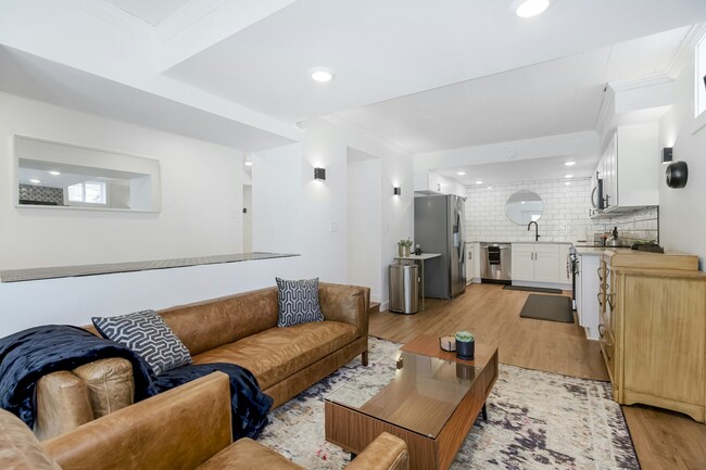 Building Photo - 1820 W 38th St Unit Basement Rental