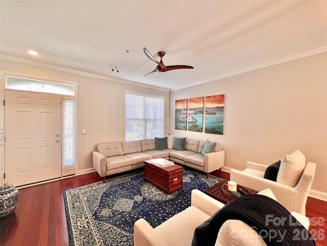 Photo - 833 W 4th St