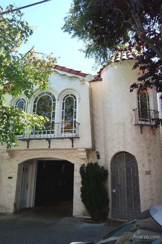 Building Photo - 221 Fair Oaks St Unit xxx Rental