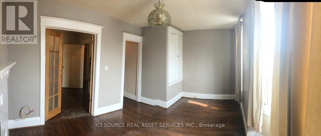 Photo - 862 Danforth Ave