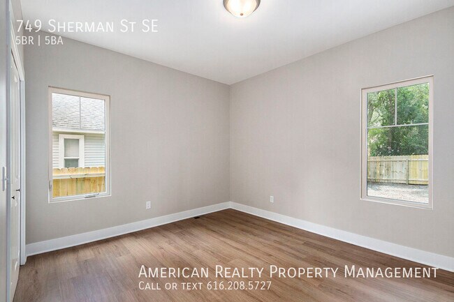 Photo - 749 Sherman St SE