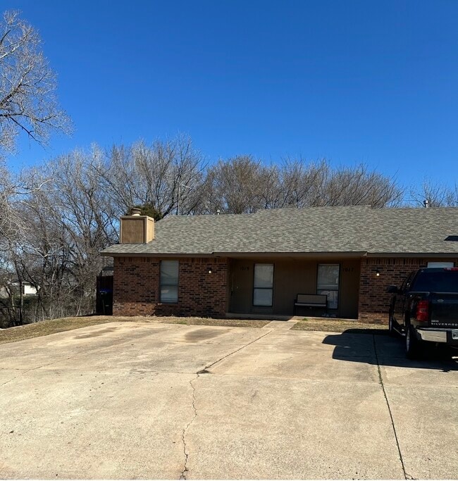 Building Photo - 1019 Acacia Cir