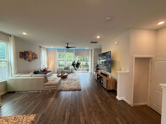 1228 Commack Dr