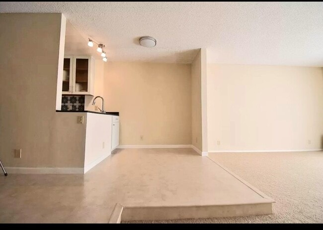 Building Photo - 3029 Kaiser Dr Unit D