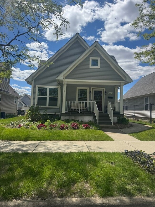 Photo - Beautiful 3 Bedroom Home Near the Detroit River!