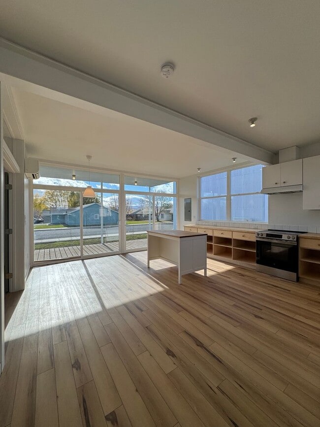 Photo - 4BR/3BA with Soaring Ceilings & Large Windows