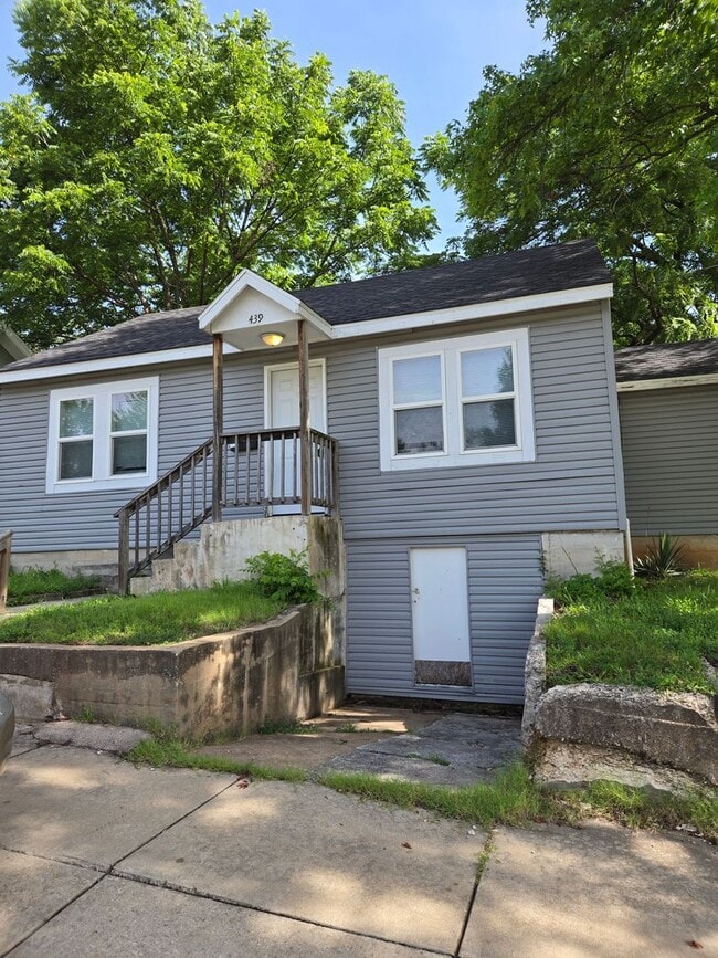 Building Photo - Charming 2-Bedroom Home with Open Floor Plan & Fenced Backyard