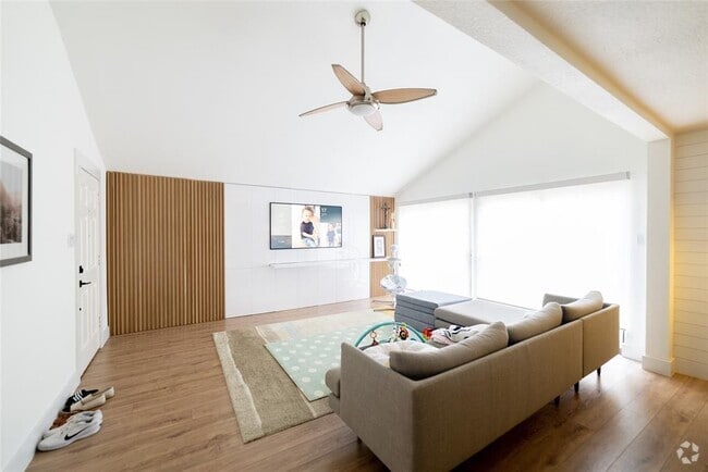 Building Photo - 14110 Greenway Dr Rental