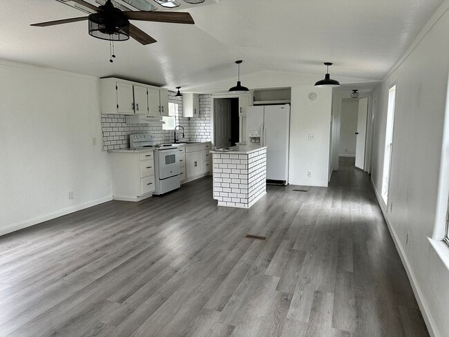 Photo - 3-bed/2-bath on 1 acre!