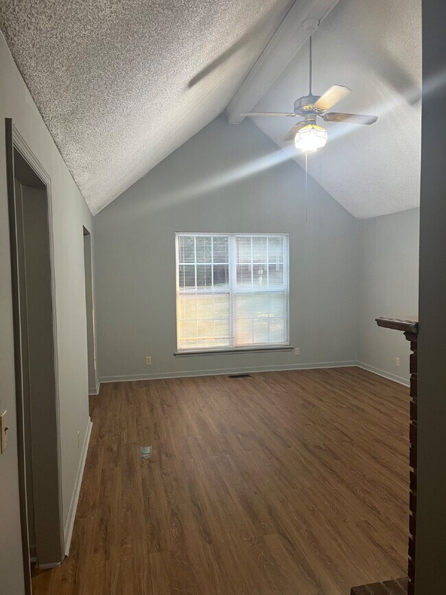 Photo - 665 Dutchmans Dr