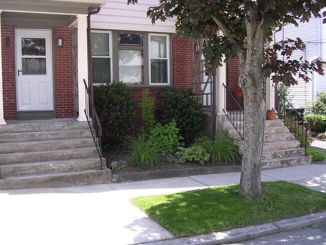 Building Photo - 33 Luzon Ave Unit Beautiful 1st Floor, 2 Bedroom East Side
