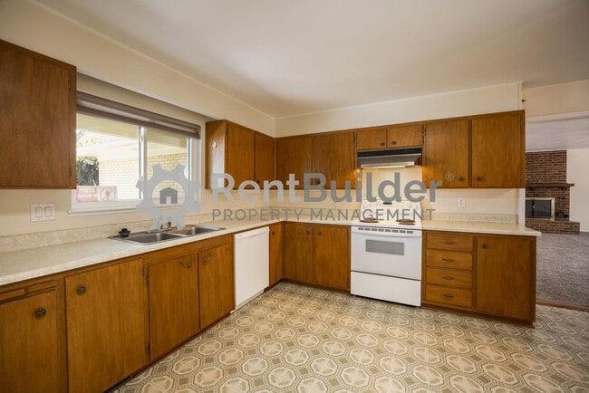 Photo - 6504 Loftus Ave NE