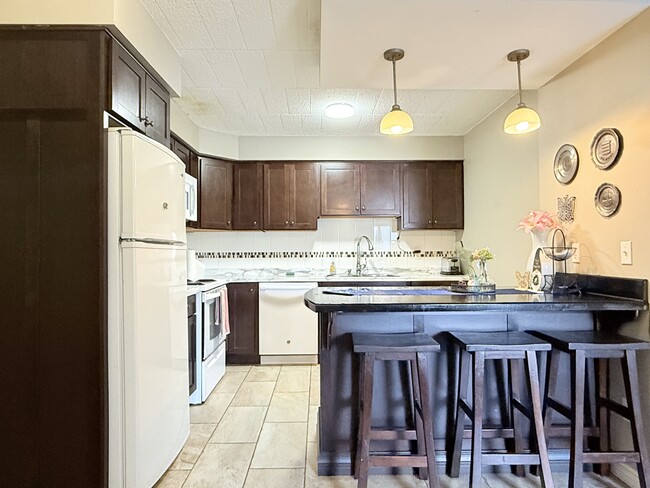 Building Photo - 360 Tecumseh Rd W Unit 302