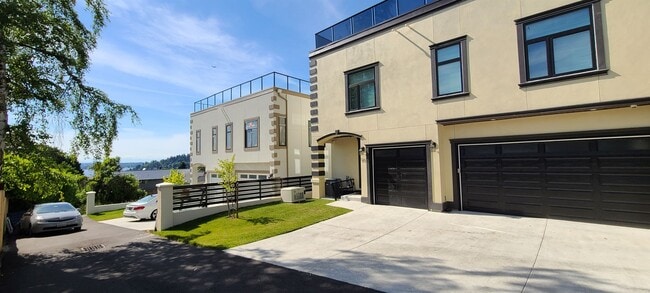 Photo - 1133 N 33rd Pl