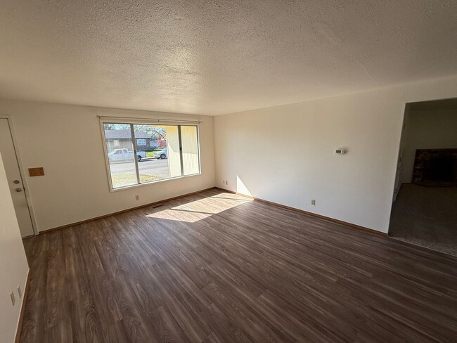 Photo - 1488 Palace Dr NE