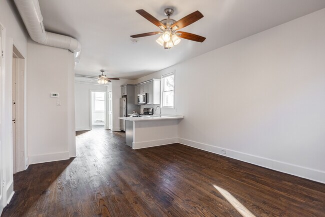 Photo - 3135 N Oakley Ave Unidad 2R