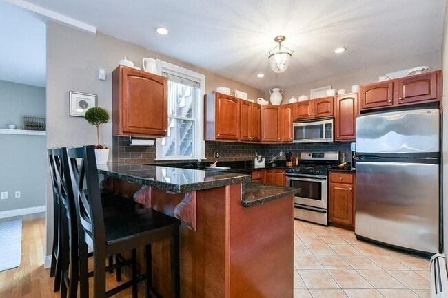 544 E 8th St Unit 3