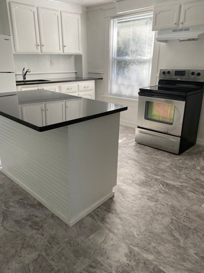 Building Photo - 2 Bedroom Duplex off of Rivermont Ave. Unit 1348 Bedford Avenue, Rental