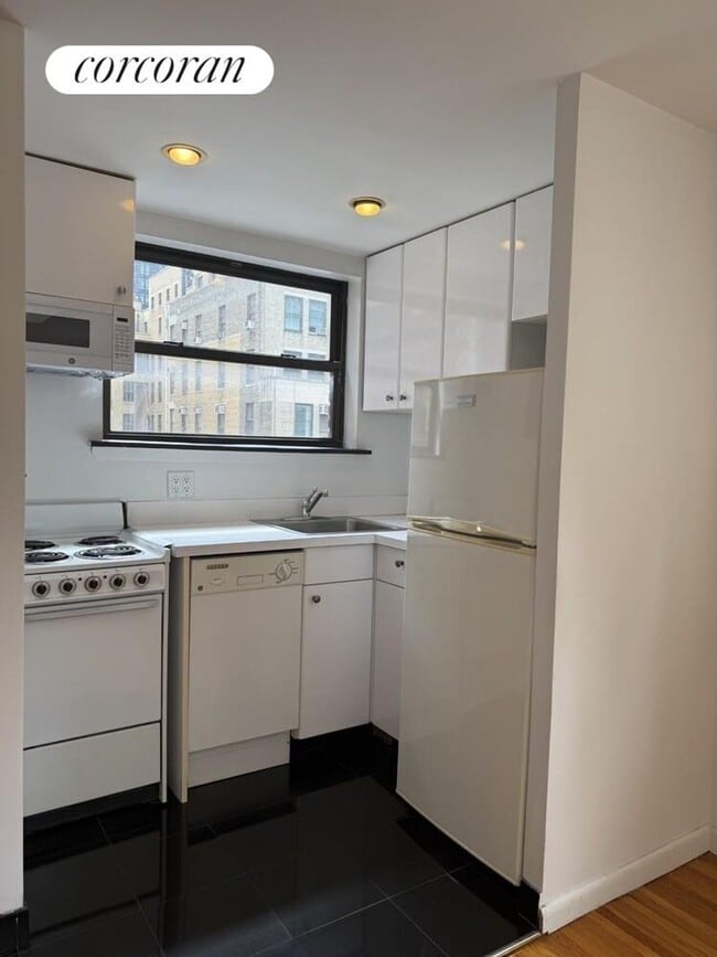 Photo - 117 W 58th St