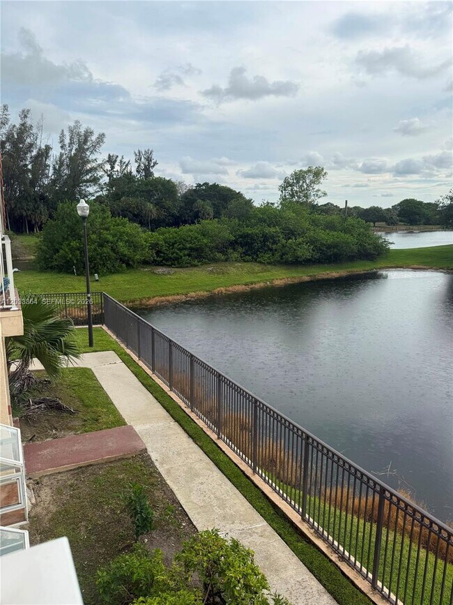Photo - 3350 Pinewalk Dr N Unidad 1427