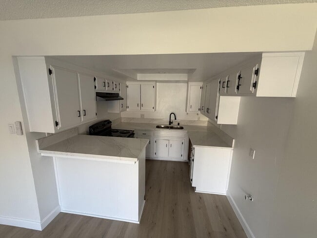 Building Photo - Modern Finishes, Bright Spaces, Ready for You Unit B
