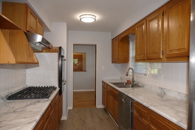 Photo - 5507 S Washington St