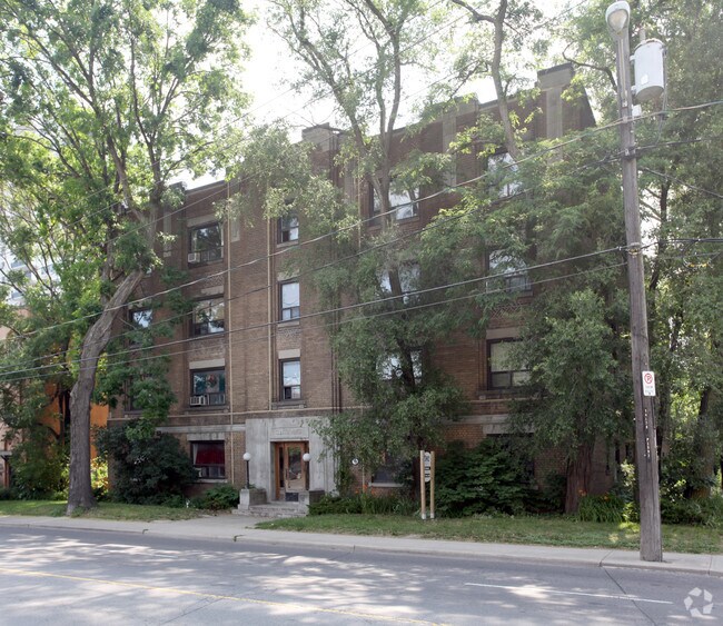 Photo - 1592 Bathurst Street