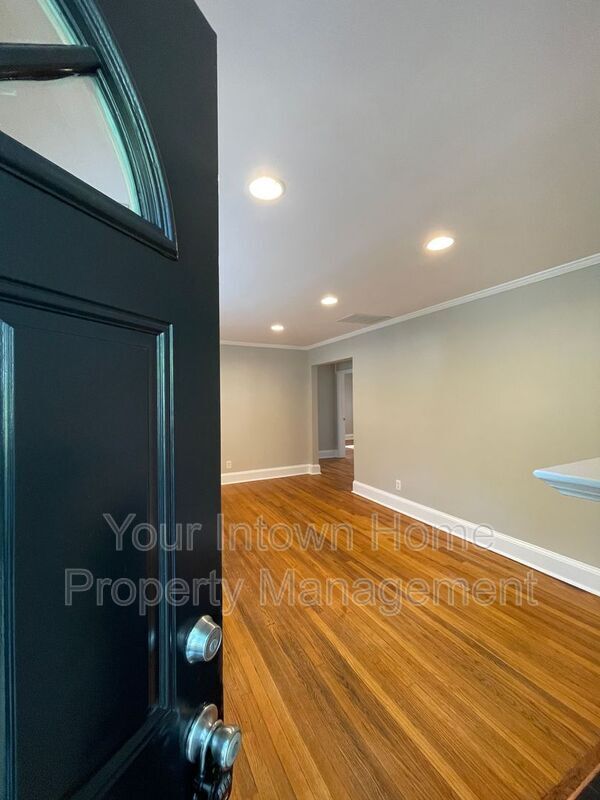 Photo - 452 Deckner Ave SW