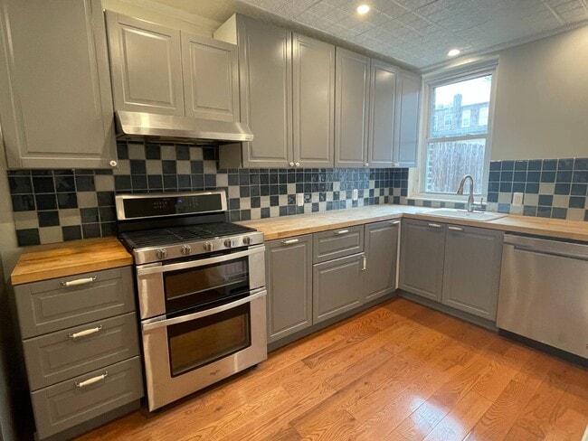 Photo - 682 E 42nd St