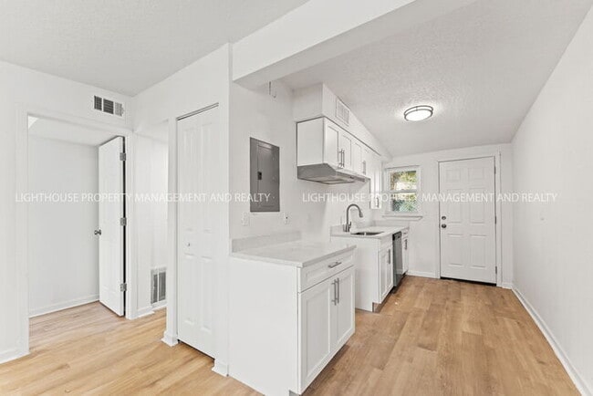 Photo - Comfortable Living and Style!