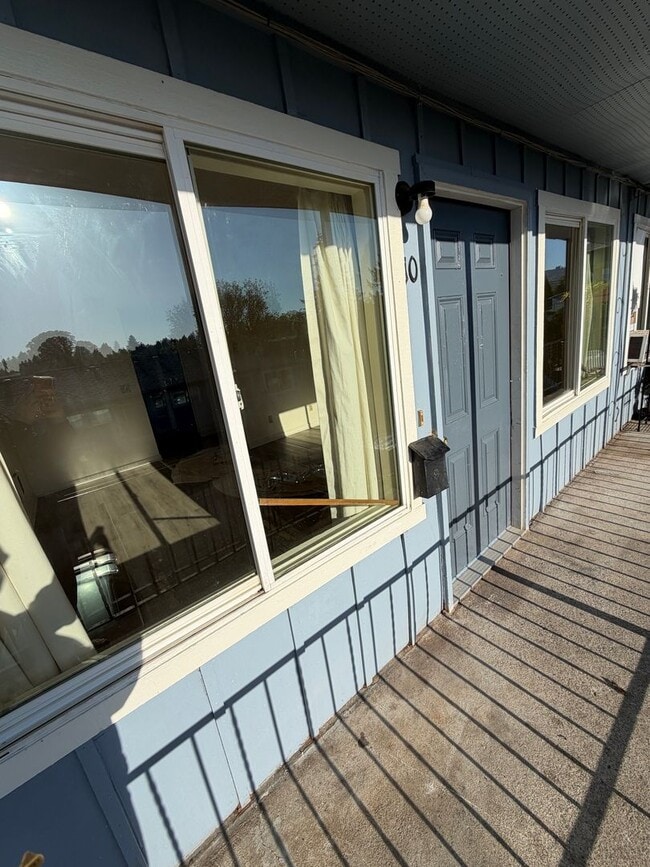 Building Photo - 1-bedroom 1 bath Upstairs Apartment Unit 1890 Kalmia St #10