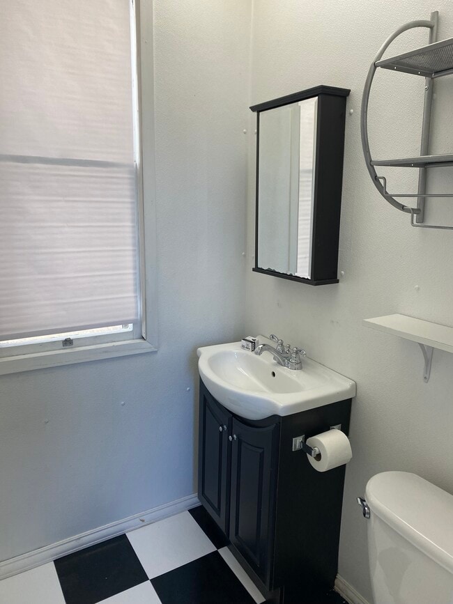 Photo - 826 E 2nd St