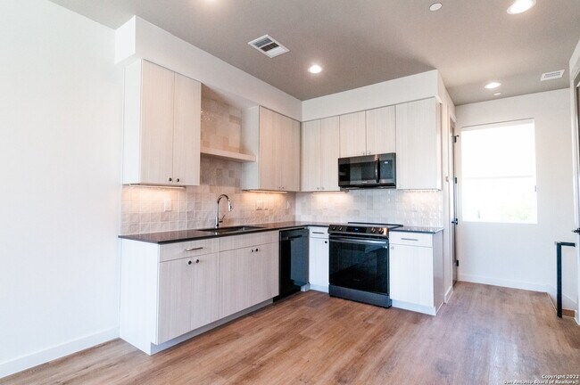 Photo - 1208 N Academy Ave