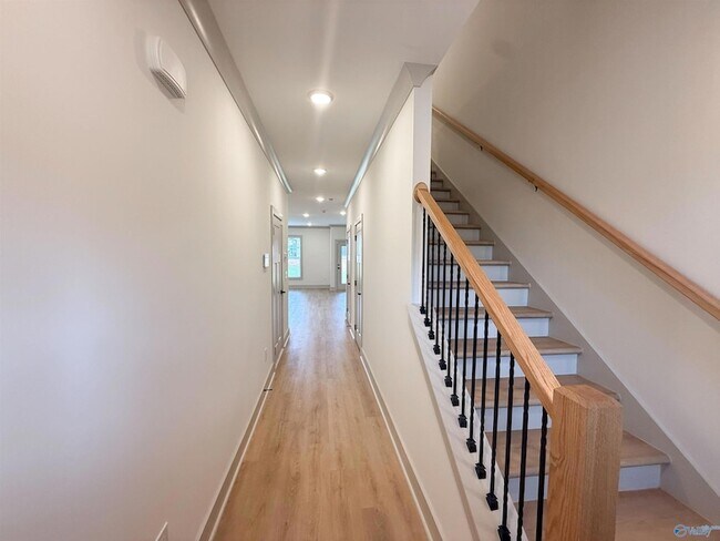 Photo - 18 Whispering Oak Dr SW