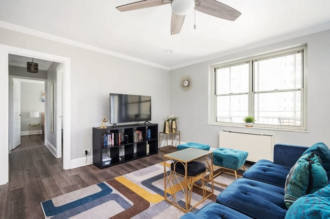Building Photo - 300 W Peachtree St NW Rental