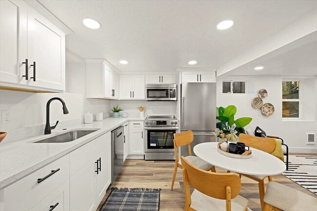 Building Photo - 5764 NE Garfield Ave. Unit B Rental