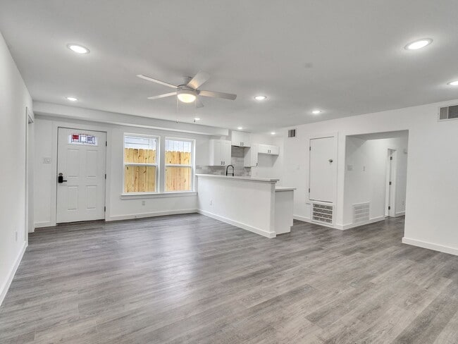 Photo - ? Spacious & Stylish 3-Bed Home – Garage I...