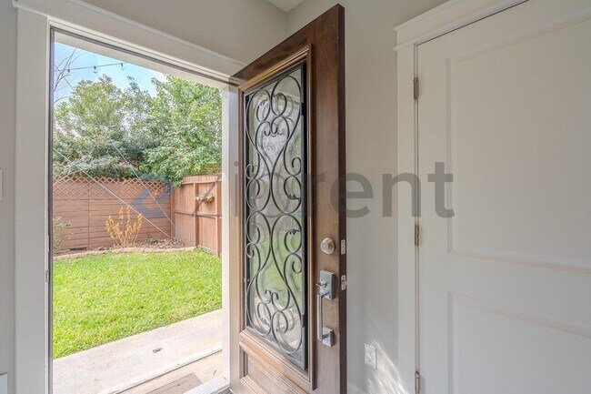 Photo - 850 W 20th St