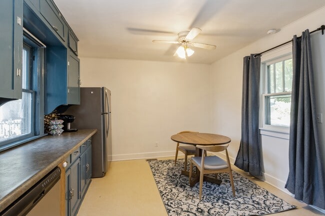 Photo - 8660 Robinson St