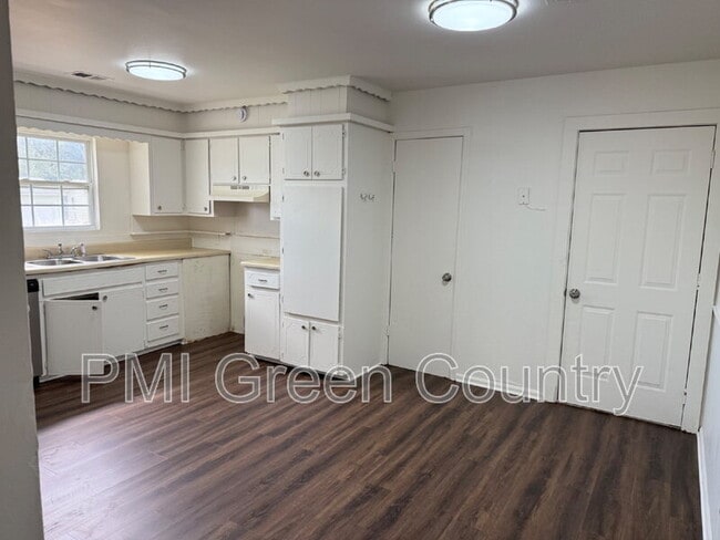 Photo - 321 W 62nd Pl N