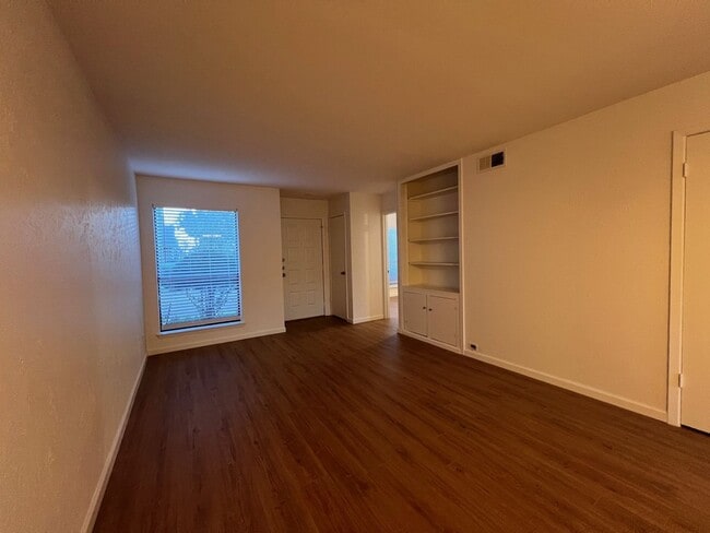 Photo - West Plano 2/1 perfect location!