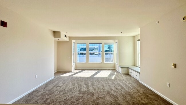 Building Photo - Stylish and Chic 2 Condo nestled in the Heart of Downtown! Unit 305
