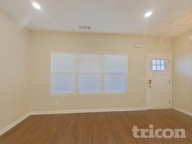 Photo - 1576 Queen Elizabeth Dr