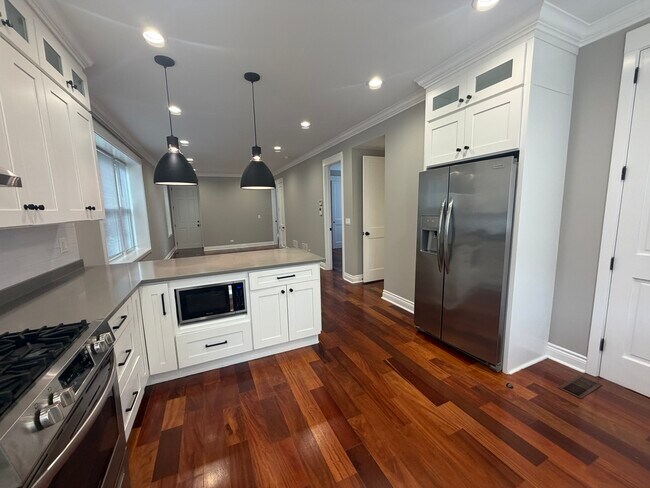 Photo - 4040 W Roscoe St