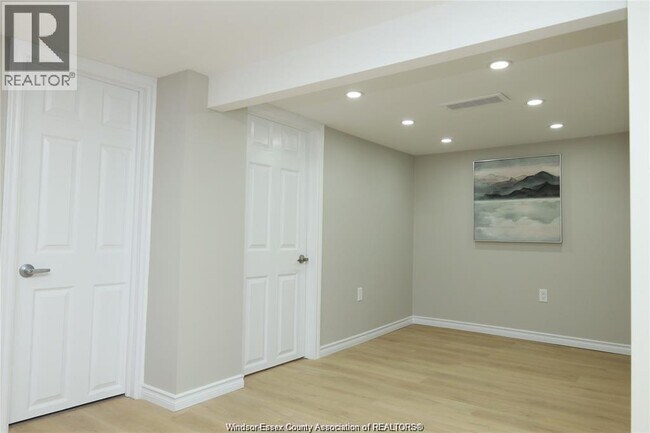 Photo - 935 Langlois Ave