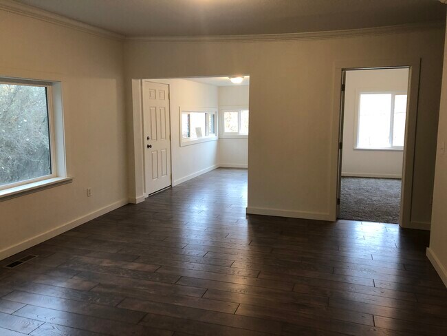 Photo - 410 E James St