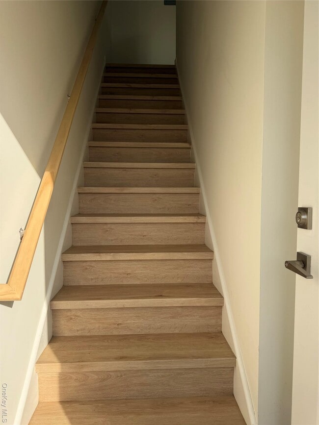 Building Photo - 5 Colonial Dr Unit 6