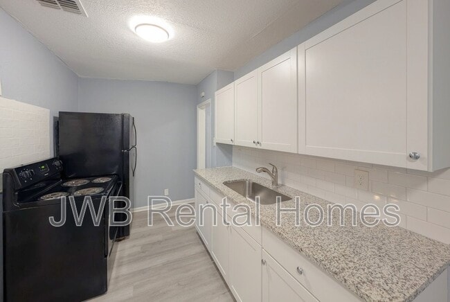 Photo - 1530 W 10th St